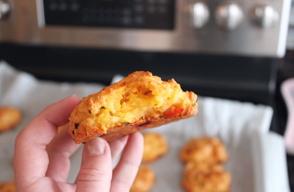 Tomato basil cheezy&nbsp;bread